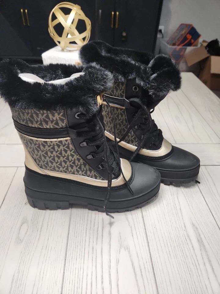 Nuevas Botas Michael Kors Negras Ozzie Logo Metálico Borde de Piel Talla 10 Foto 2 de 4