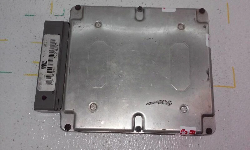 Módulo de control electrónico ECM del motor Ford ESCORT 1997-99 debajo del tablero central Foto 2 de 4