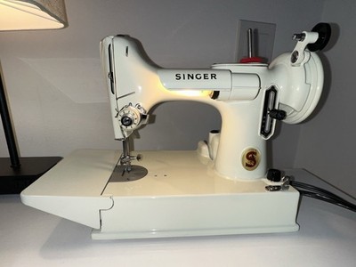 Vintage 1964 White Singer Featherweight 221K Sewing Machine w/case+originalcord 