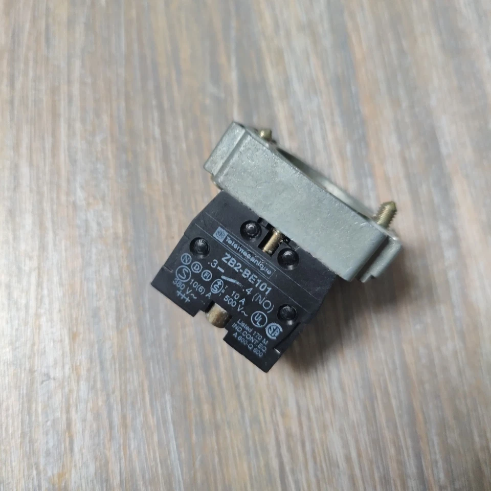 Telemecanique ZB2-BE101 Contact Switch Control Button - Photo 1/4