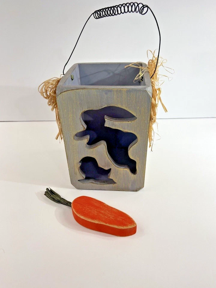 Cesta de primavera cuadrada de madera con recortes de conejo y pollito colección Cottontale 7 pulgadas Foto 2 de 4