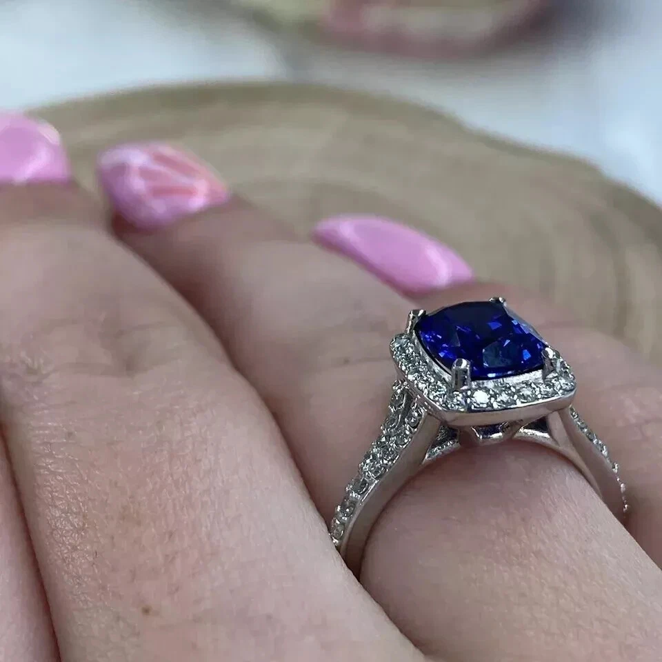 Alianza de diamantes y zafiros naturales de corte cojín de 5,40 quilates de oro blanco sólido de 14 quilates Foto 2 de 4