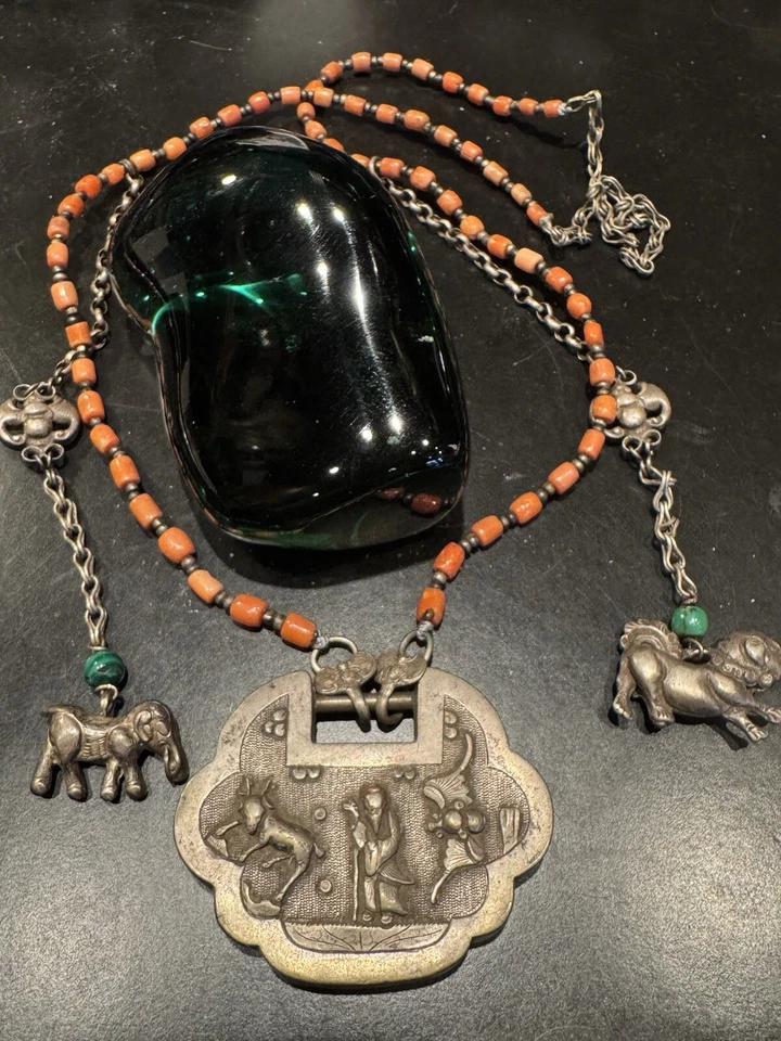 ANTIQUE CHINESE QING DYNASTY SALMON CORAL SILVER REPOUSSÉ LOCK PENDANT NECKLACE! - Image 2 of 4