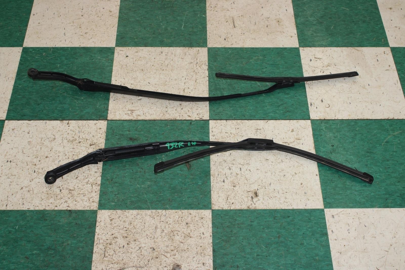 14-22 Ghibli Front Windshield Wiper Arms Pair 2x Left LH Right RH OEM Factory OE