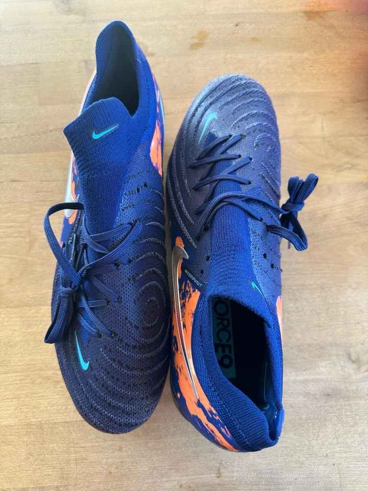 Nike Gripknit Phantom Men’s Size 9 5 US Soccer Cleats Blue - Image 2 of 4