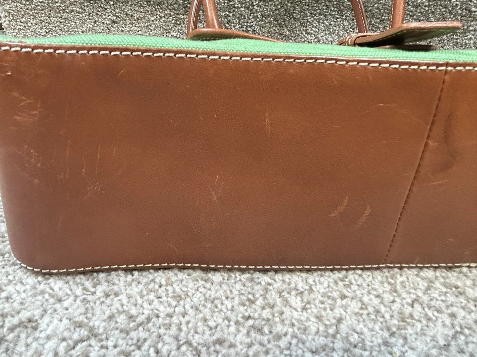 Cartera de lona verde Eddie Bauer con detalles de cuero y asas de hombro de cuero Foto 4 de 4