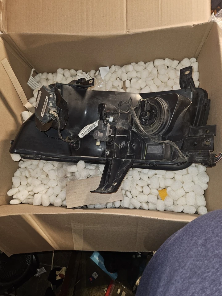 Faro lateral derecho Infiniti QX56 2005 - xenón oculto Foto 2 de 4