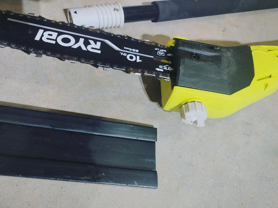 Sierra de poste a batería inalámbrica Ryobi RY40506BTL 10 pulgadas 40 V (solo herramienta) Foto 3 de 4