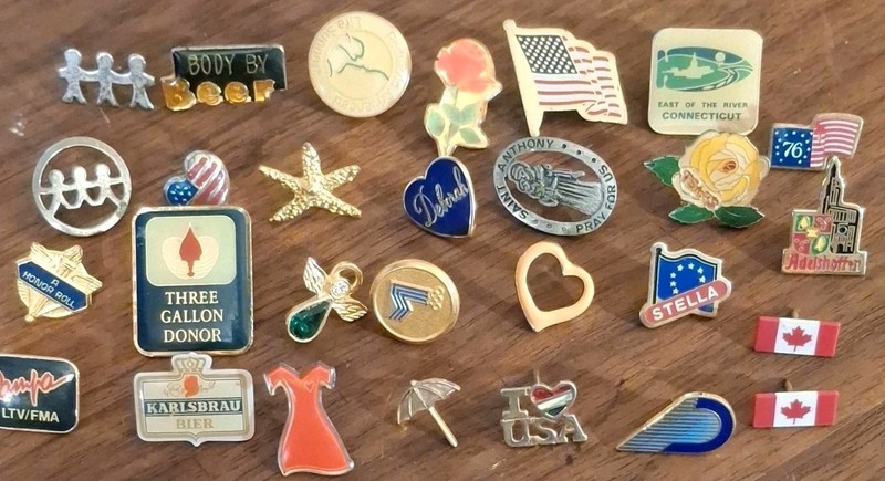 MIXED LOT OF 28 PINS BEER, FLOWERS, CANADA, UMBRELLA AND MANY MORE