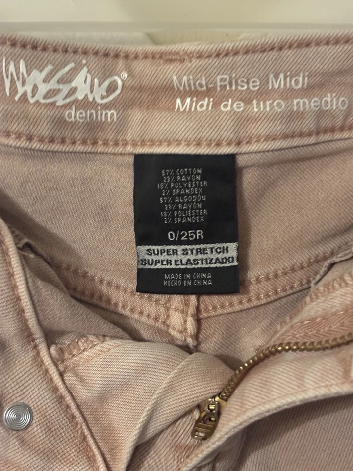 Pantalones cortos de mezclilla Mossimo de tiro medio para mujer talla 0/25 rosa lavado medio súper elásticos Foto 3 de 3