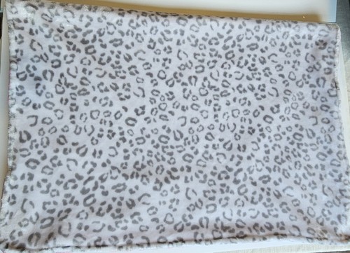 Manta de bebé Okie Dokie gris leopardo guepardo corazón blanco rosa Minky Dots Lovey - Imagen 7 de 11