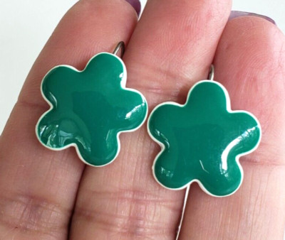 Vintage Trend Basics Green w/White Enamel Flower Pierced Earrings 1'' in Card