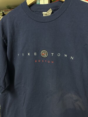 Nike Town Boston T-Shirt Size L Vintage 90s Athletic Swoosh
