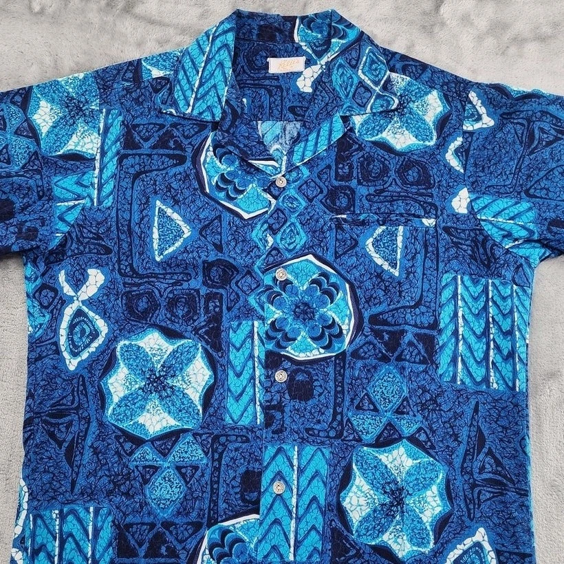 Camisa masculina vintage anos 50 Kelii's of Hawaii M azul branca pano de casca algodão havaiano - Imagem 2 de 4
