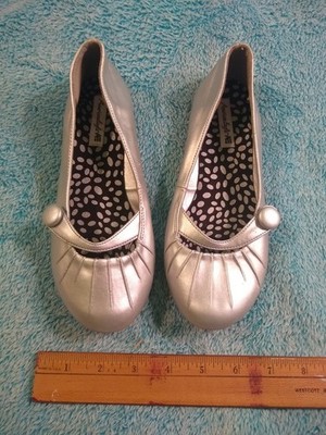 Mid 2000s Girls Silver Shoes Dress Flats Size 3 American Eagle AE Great Condtn