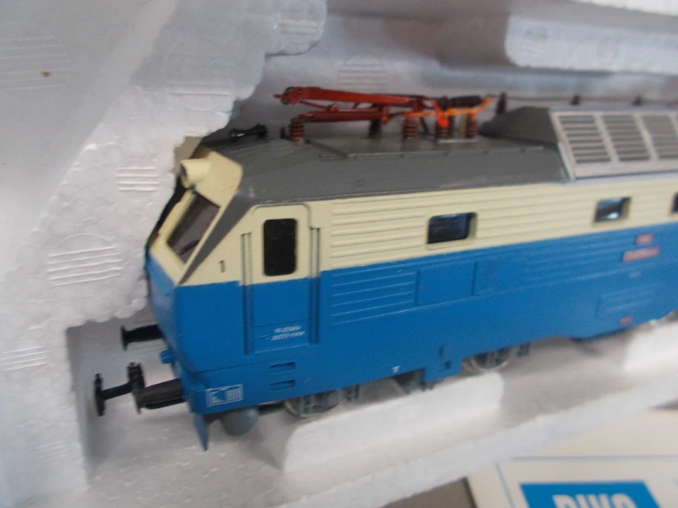 PIKO ~ ELECTRIC SCHNELLZUGLOKOMOTIVE POWERED LOCO~ BLUE & CREAM~HO SCALE~ LOT C - Image 3 of 4