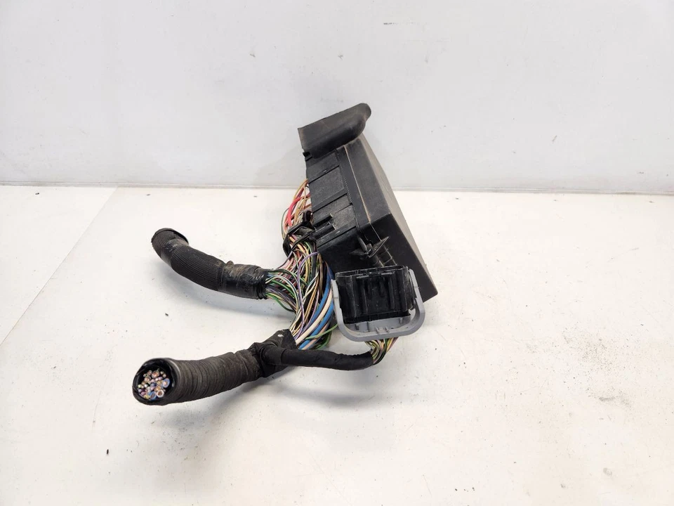 Caixa de fusíveis 2013-16 Ford Taurus (3,7L / pacote policial) sob o capô com fiação - Imagem 2 de 4