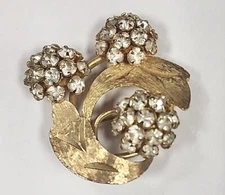 VINTAGE CRYSTAL RHINESTONE PAVÈ BALL FLOWER BROOCH PIN BRUSHED GOLD UNMARKED 