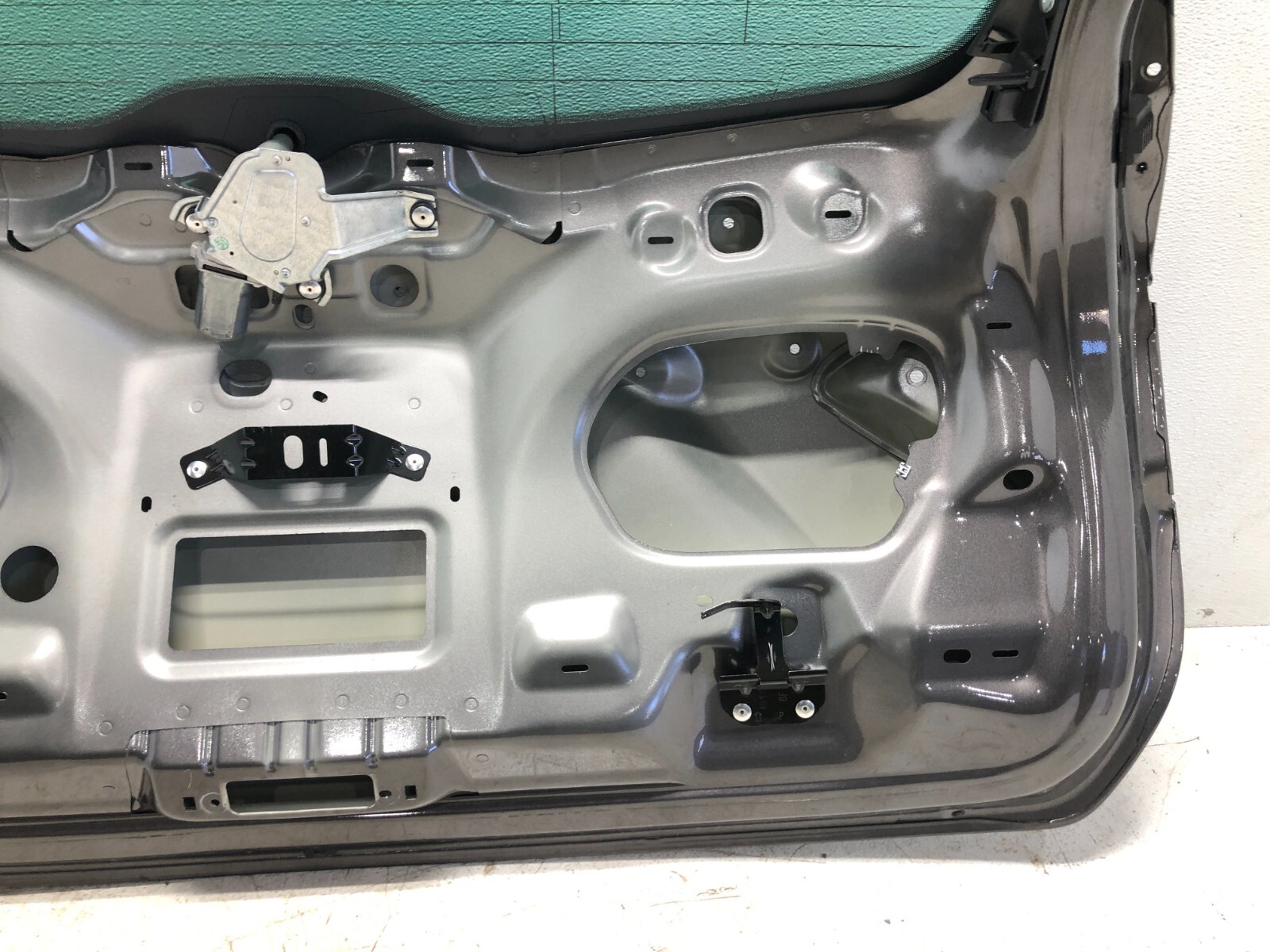 2017-2020 MASERATI LEVANTE REAR TRUNK LID LIFTGATE W/ GLASS OEM GRAY METALLIC.