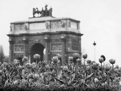 The Arc de Triomphe of Carrousel du Louvre seems to disappear flow- Old Photo