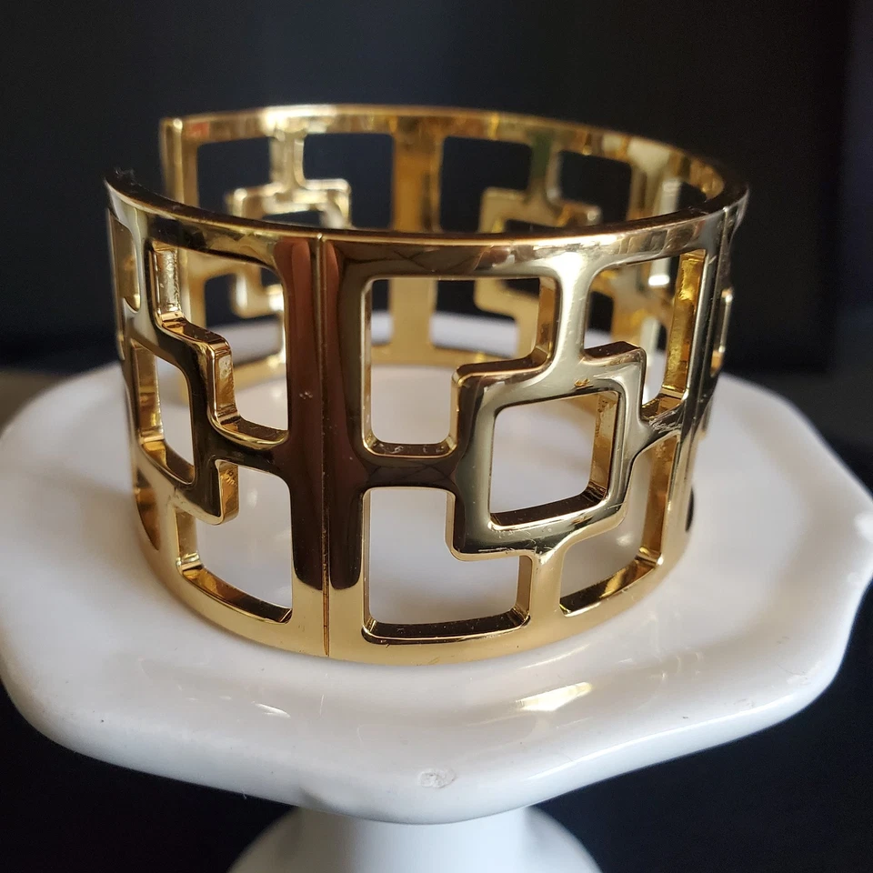 Brazalete Brazalete Ancho Trina Turk Tono Dorado Ladrillo Logo Firmado Elegante Pequeño Foto 2 de 4