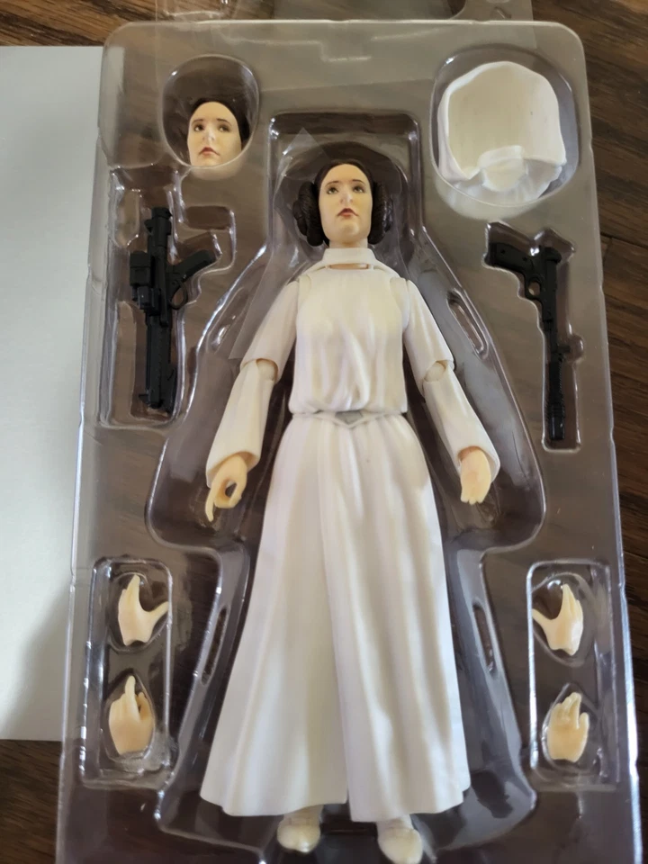 S.H. "Figura completa de 6"" Figuarts Star Wars Princesa Leia Organa (Una nueva esperanza)" Foto 2 de 4