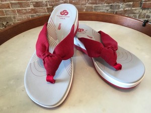 clarks red flip flops