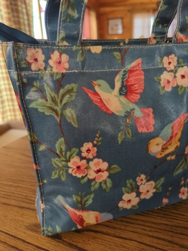 Sac fourre-tout déjeuner fleurs bonbons oiseau bleu vinyle floral neuf très joli et joli ! - Photo 4/10