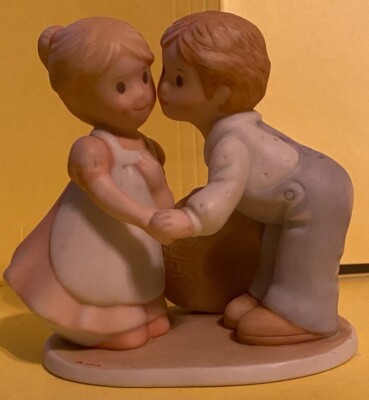 Homco Collectible  ''Circle Of Friends'', First Kiss Ceramic Statute, 1991