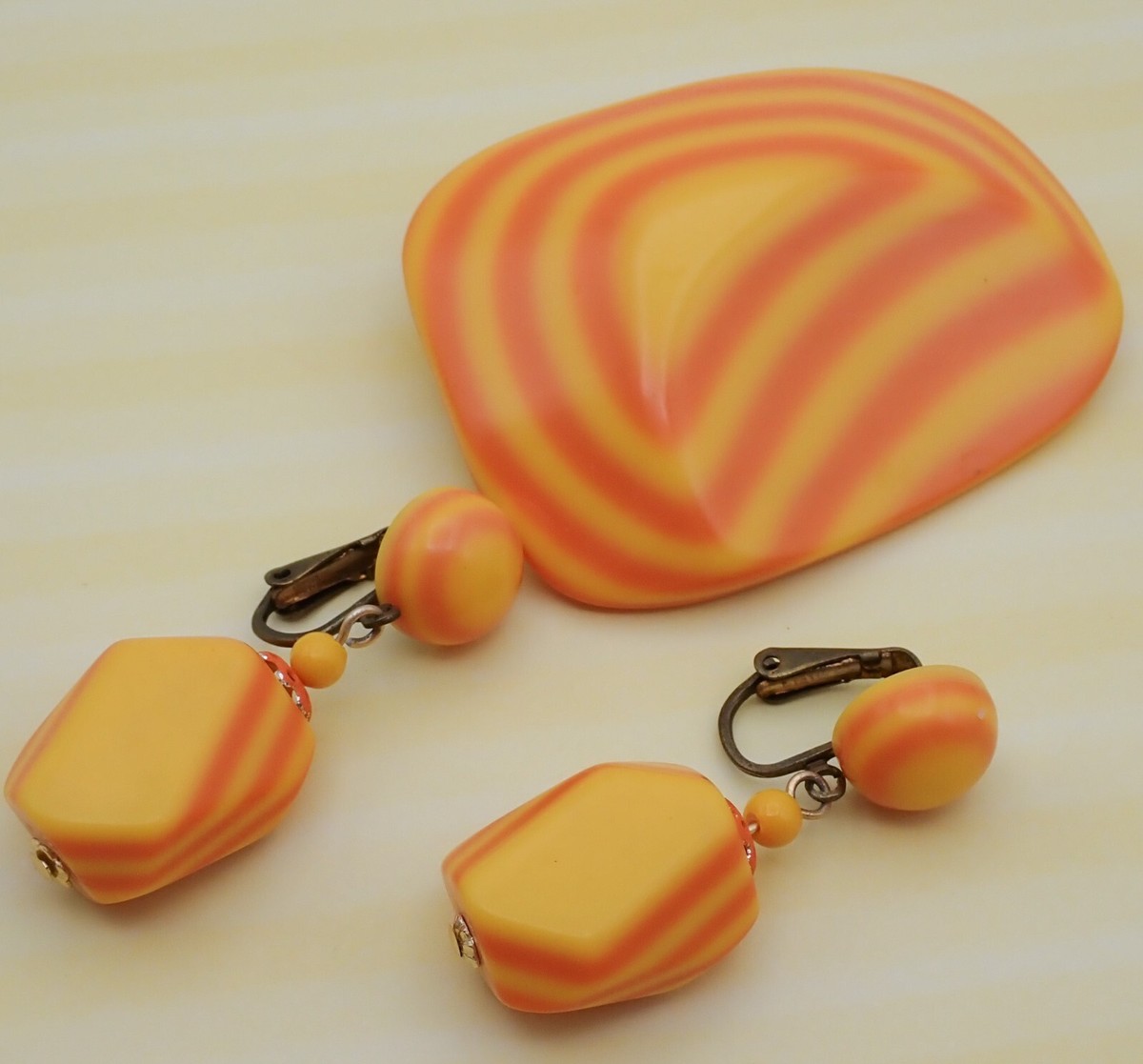 ピアス mc Vtg Japan MCM Yellow Orange Striped Resin Pin Brooch Dangle Clip