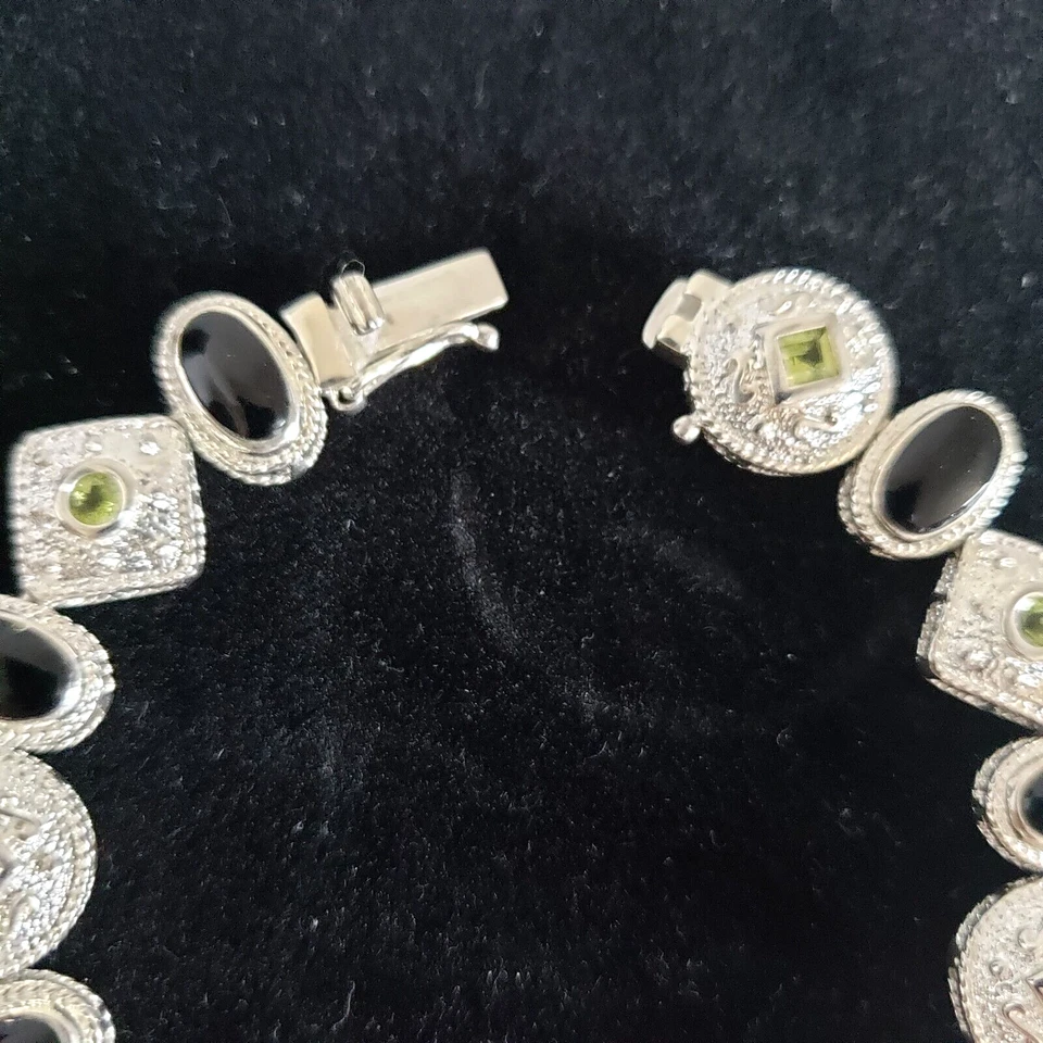 Womens  Bracelet Oval Onyx w Engraved Circles and Square Peridot Gem Stones 925 - Image 3 of 4