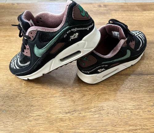 Nike Air Max 90 SE SIEMPRE Familia DO2154-010 Black Green Women's Size 8