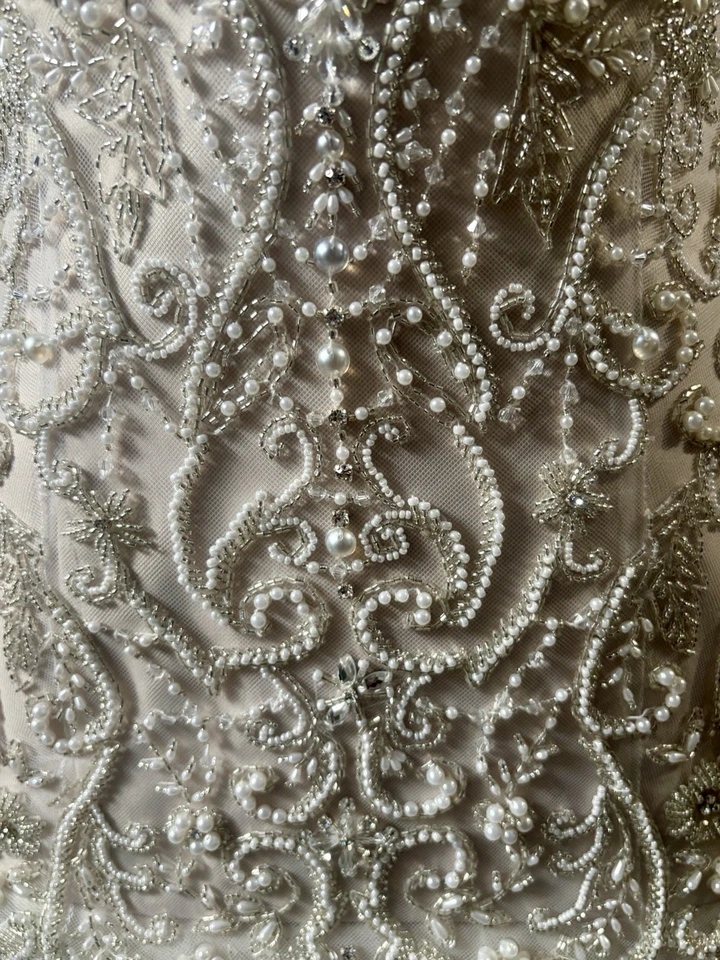 Demetrios V 领串珠蕾丝喇叭裙流入令人惊叹的 Chapel 火车 — 第 3/4 张图片