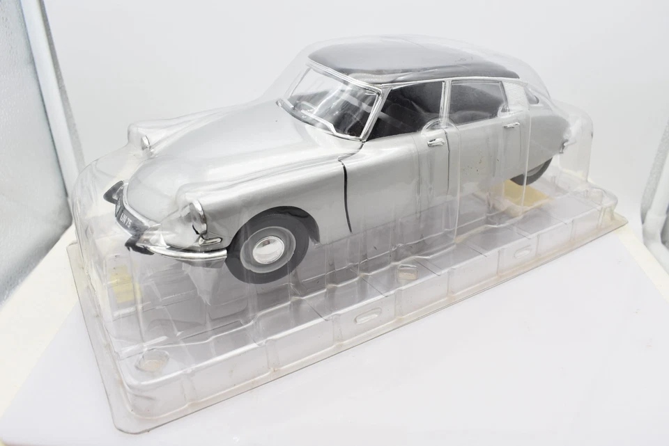 Modellino auto scala 1:18 CITROEN DS 19 diecast modellismo da collezione solido - Immagine 2 di 4