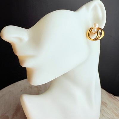 Vintage Avon goldfarbene Ohrringe mit skulpturalem Wirbeldesign & zwei Kunstperlen