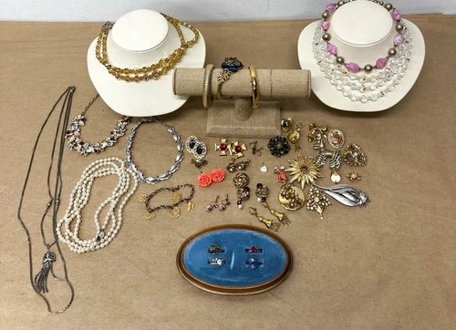 40 pc VINTAGE COSTUME JEWELRY LOT SOME GOLD FILLED SOME SIGNED PCS
