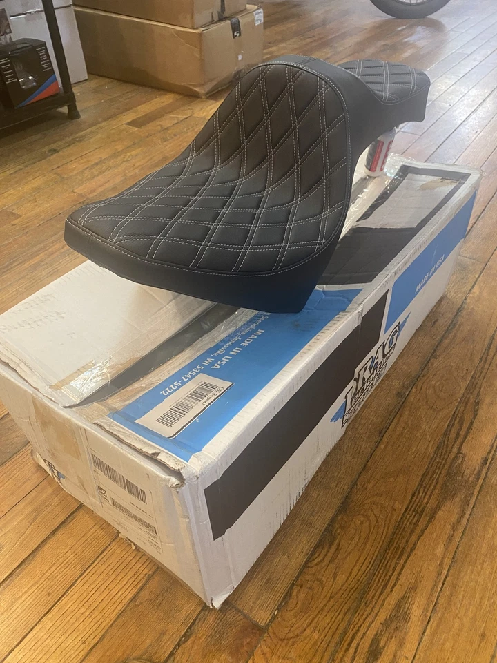 Asiento Drag Specialties Predator III Silver Stitch 2018-2024 Indian Scout Bobber Foto 2 de 4