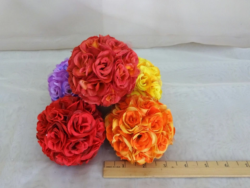 Lote de 5 mini bolas beijando rosas abertas 3"D multicoloridas, prato incluído - Imagem 2 de 3