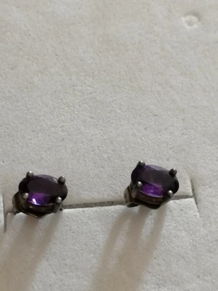 Orecchini vintage  da donna di piccole dimensioni  color argento con ametista - Immagine 2 di 4