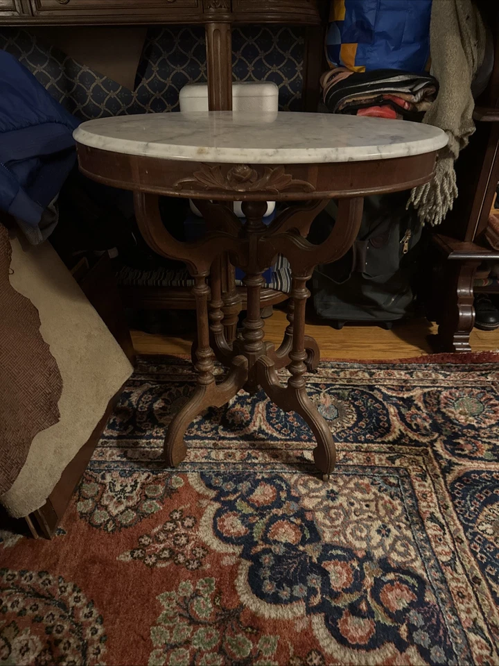 Antigua mesa de salón victoriana Eastlake tallada en nogal ovalada con pedestal de mármol Foto 2 de 4