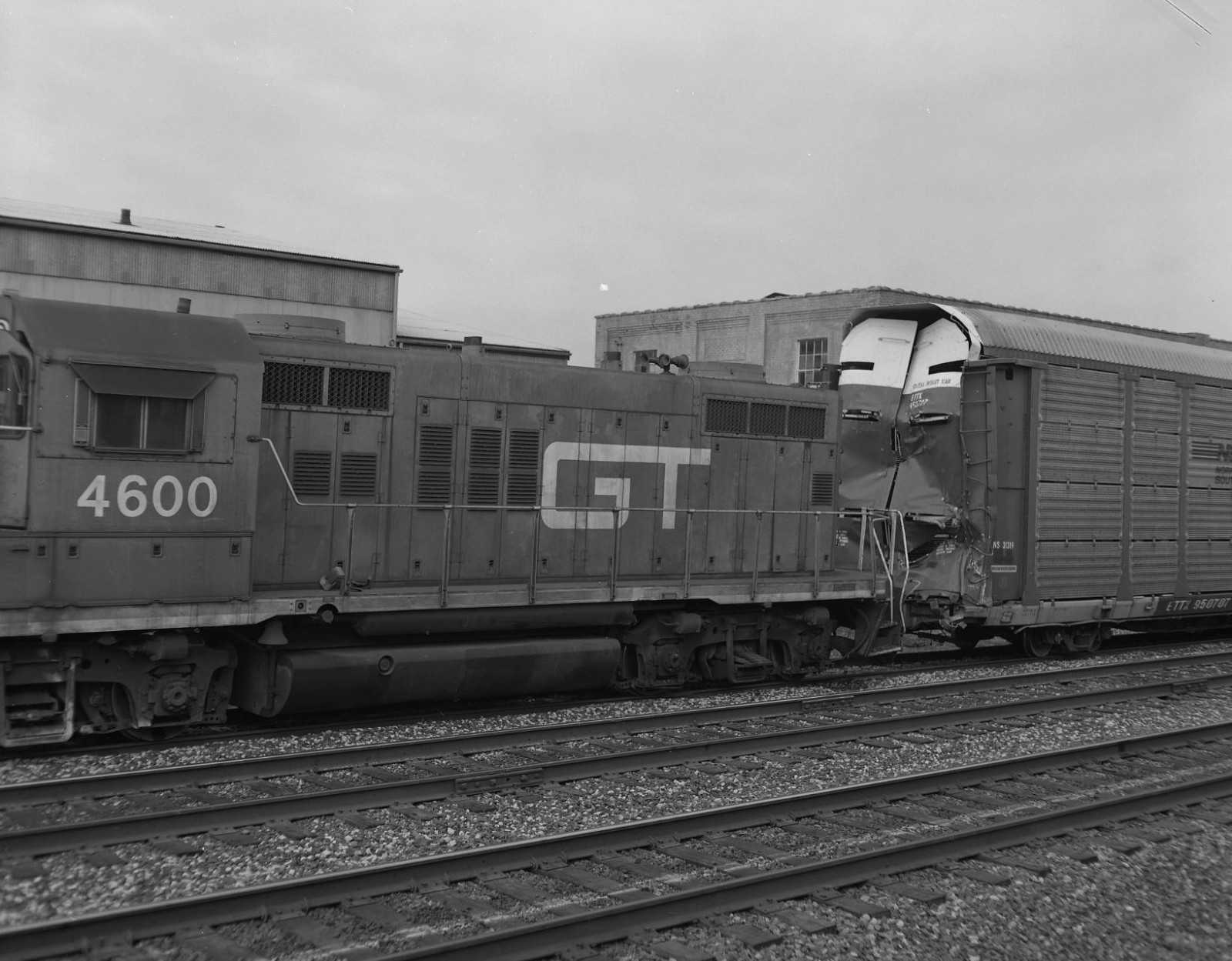 26AA069 (5) 1998 NEG WRECK DERAIL GRAND TRUNK WESTERN RAILROAD CHARLOTTE MI