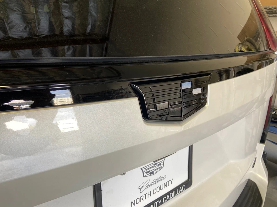 Juego emblema Escalade alto brillo negro para 2021, 2022, 2023, 2024 Foto 2 de 4