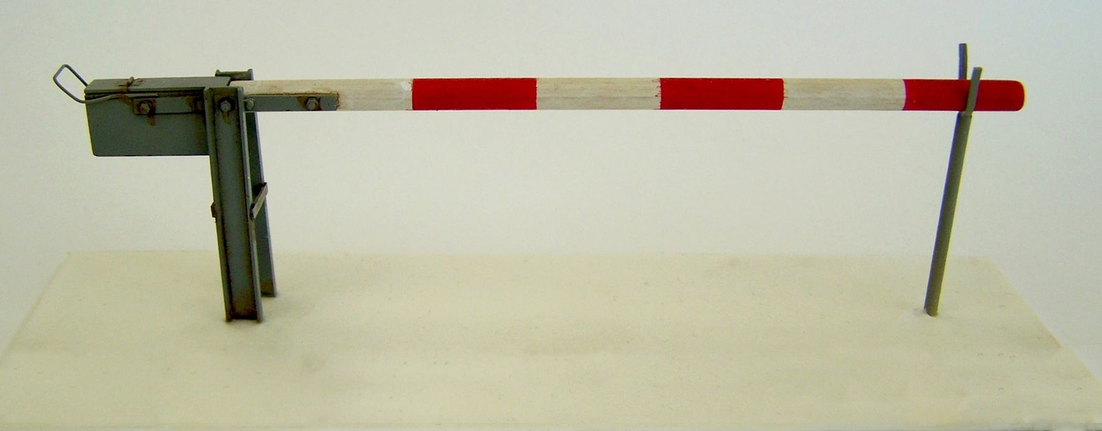 Plus Model EL066 - 1:35 Accessory Road Barrier