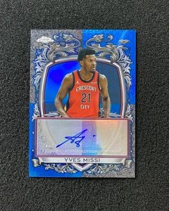 2025 Topps Chrome Yves Missi Signature Style (RAW)