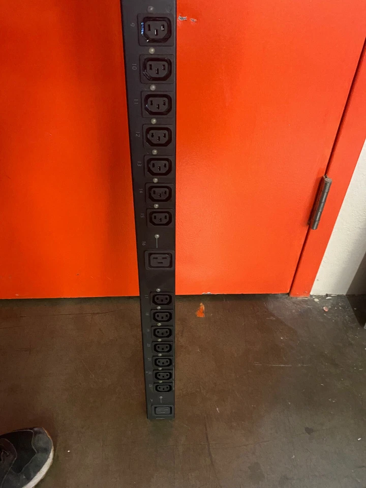 PDU para rack 2G conmutada ZeroU 20A 208V (21) C13 y (3) C19 APC AP8959NA3 Foto 3 de 4