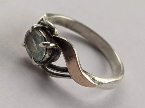 Vintage ring sterling silver 925 Size 7.5 Weight 2.84 g. Gold insert 375.