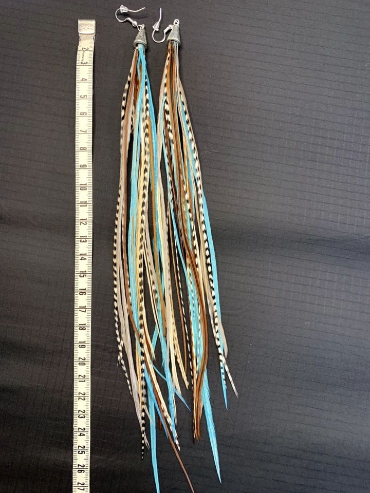 Pendientes largos de plumas personalizados inspirados en Owlita turquesa y grizzly Foto 2 de 3