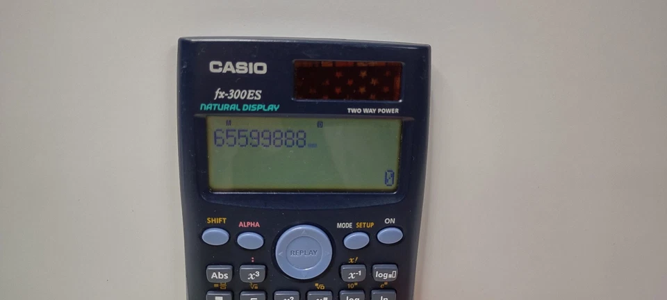 Casio FX-300ES Plus Calculadora Científica Solar con 2 Fundas Verde Naranja Foto 3 de 4