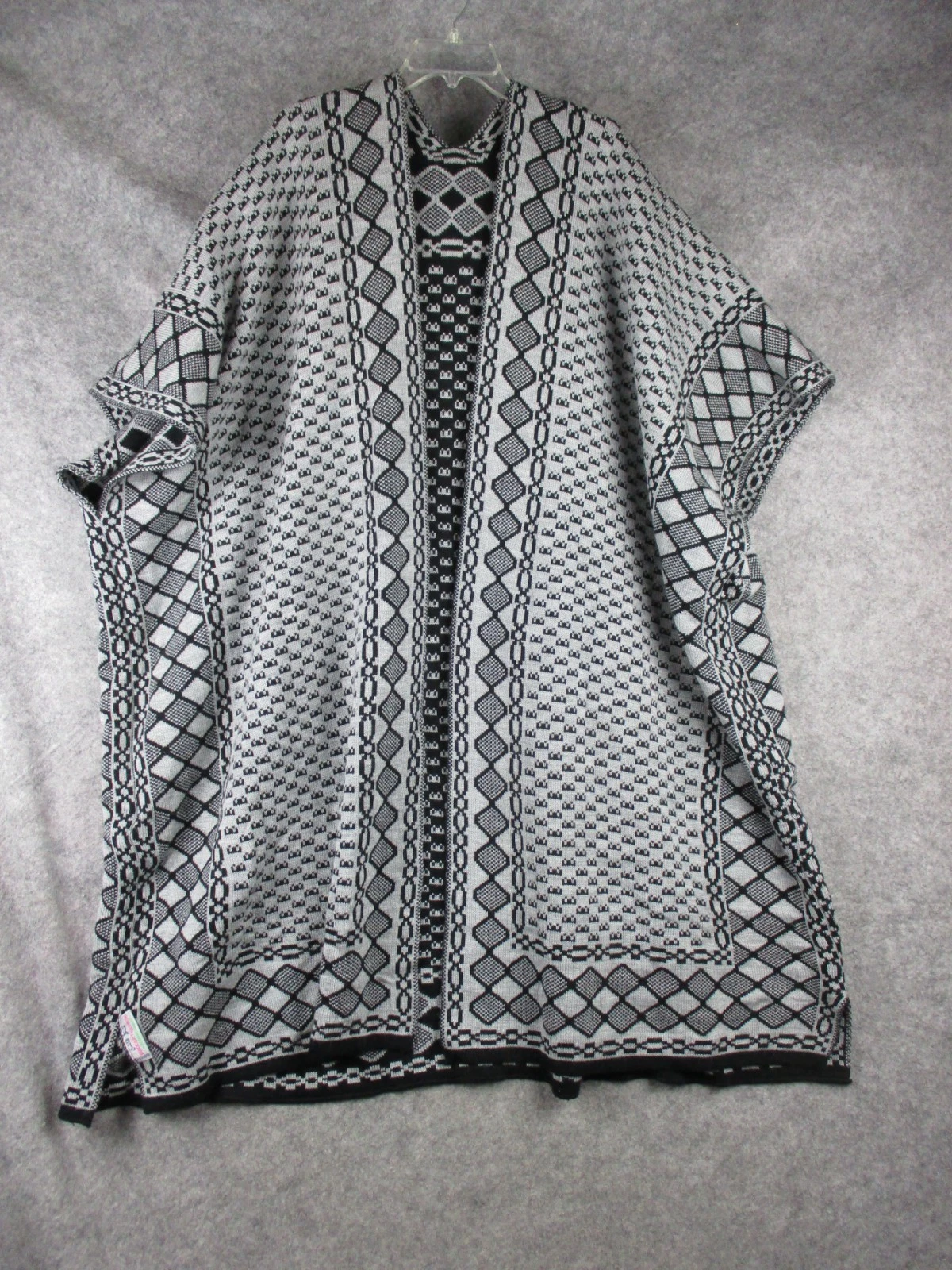 Knitted Poncho Womens W40xL48in Gray Geometric Pattern Open Front Wool? Syria