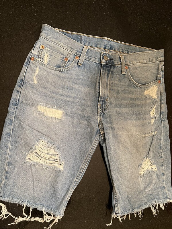 LEVIS Mens Light Wash denim Shorts distressed sz. 32